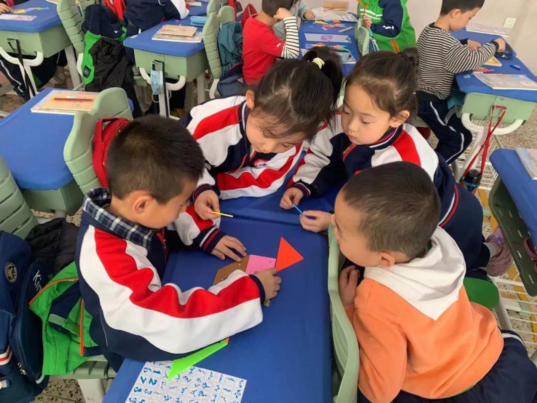 【寓教于乐】敕勒川绿地小学乌兰分校一年级开展​玩转七巧板趣味拼搭活动​