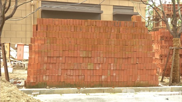 有他在，外面的水泥黄沙别想进小区！南京某高档小区沙霸栽了