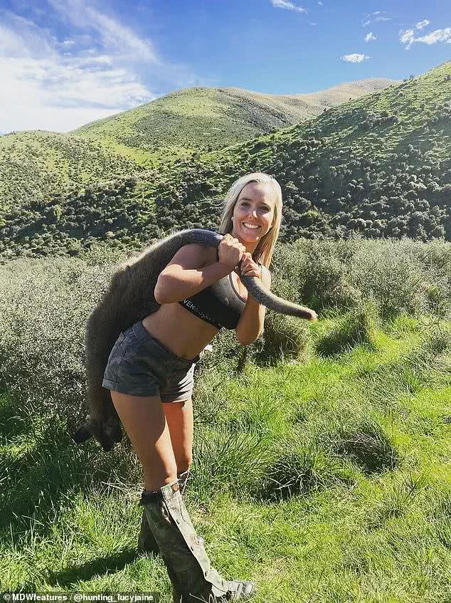 新西兰美女猎人与猎物合影，称能省千元买肉钱，笑容甜美却遭声讨