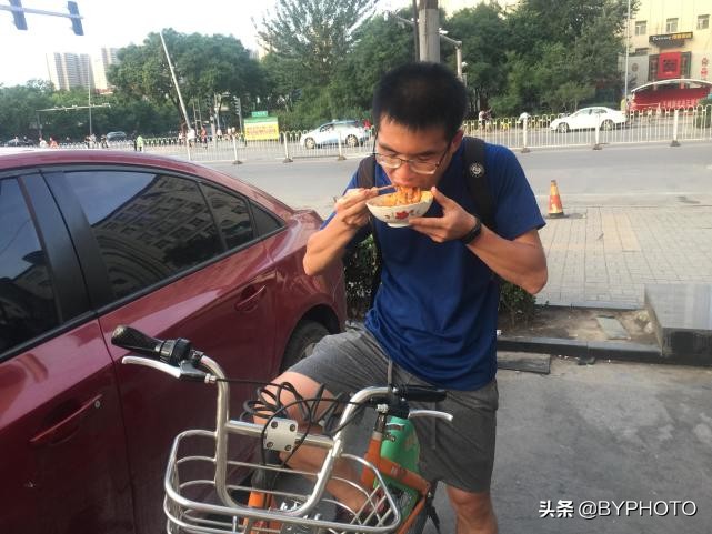 路人排队吃“浆糊”，怪老板却干半年歇半年