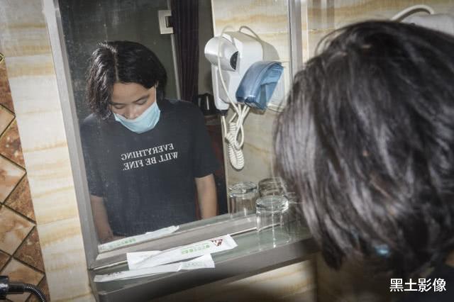 美女为生娃导致面部畸形，流浪街头自救：想活久一点，陪儿子长大