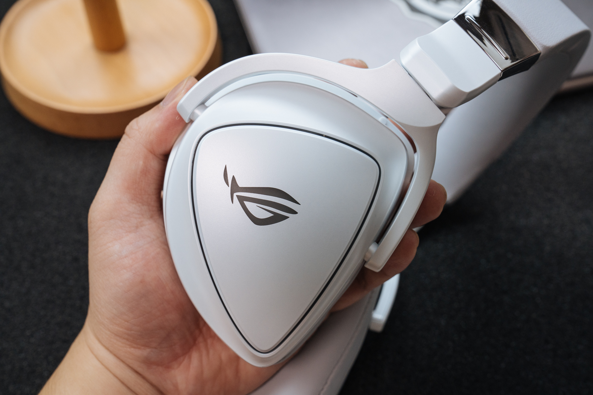 华硕rog月耀白蓝牙耳机,华硕rogdelta耳机评测