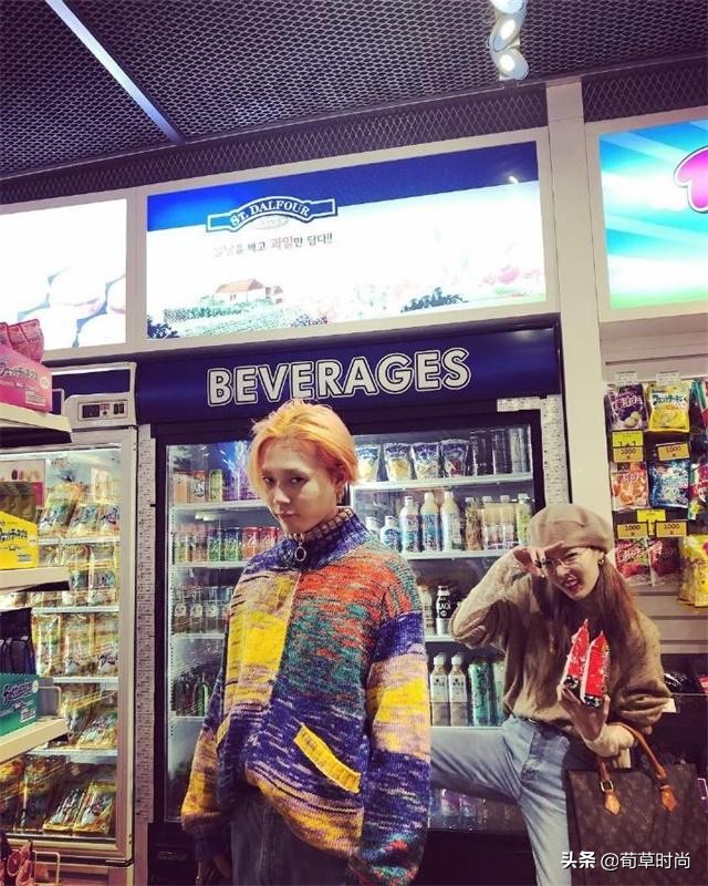 金泫雅和男友的*服私**终于正常一回！毛衣和蕾丝的碰撞，美出艺术感