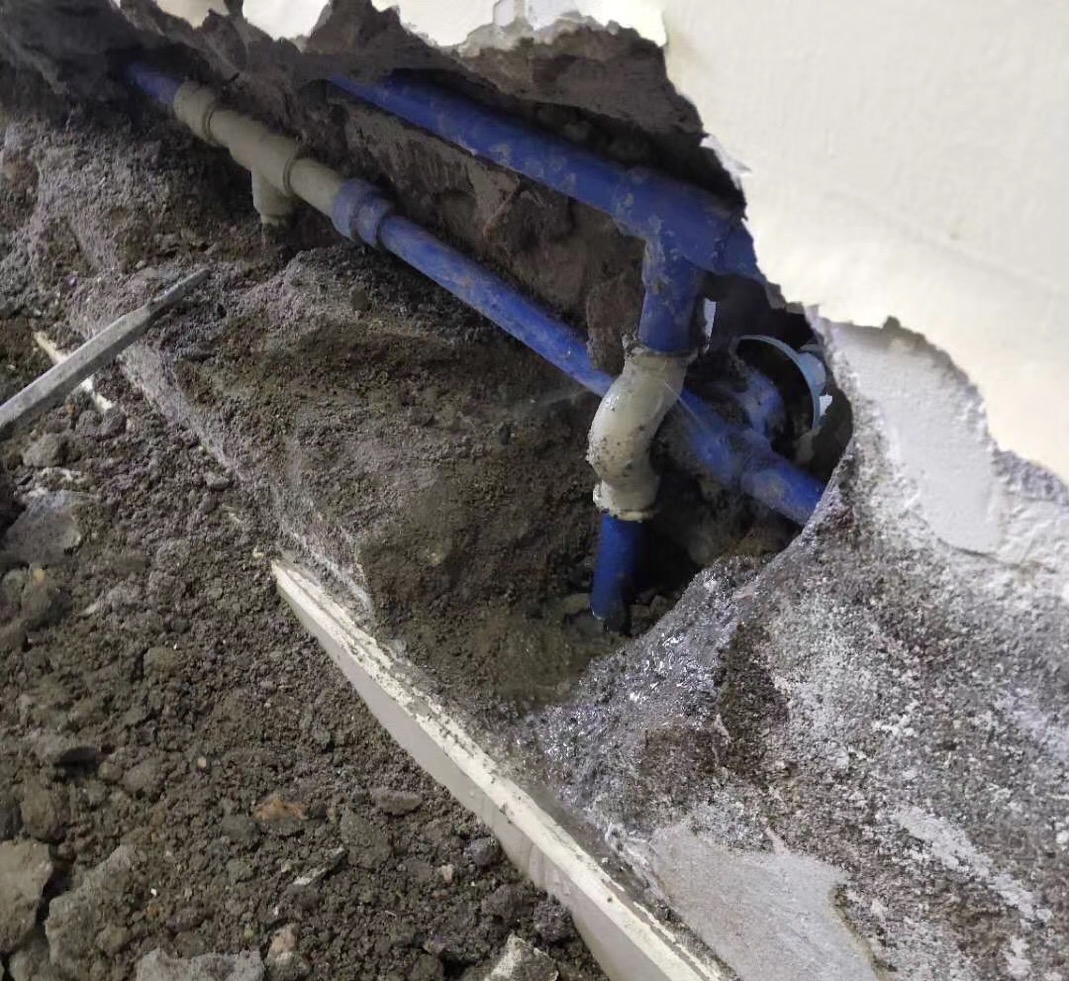 卫生间贴砖后墙面漏水怎么处理,卫生间已贴砖漏水到楼下怎么办