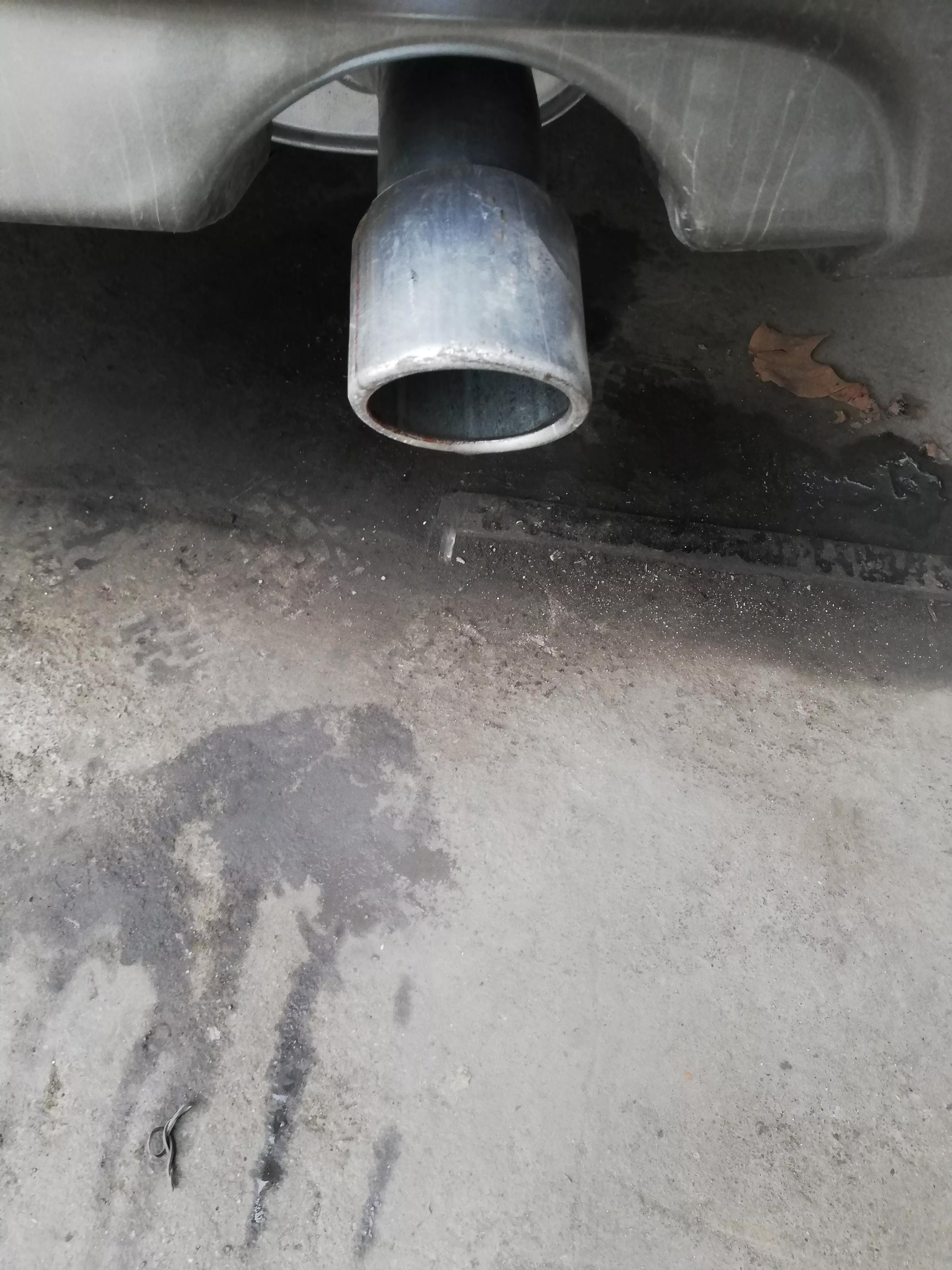 车驾驶室里有废气味是怎么回事,车内闻到废气味是怎么回事