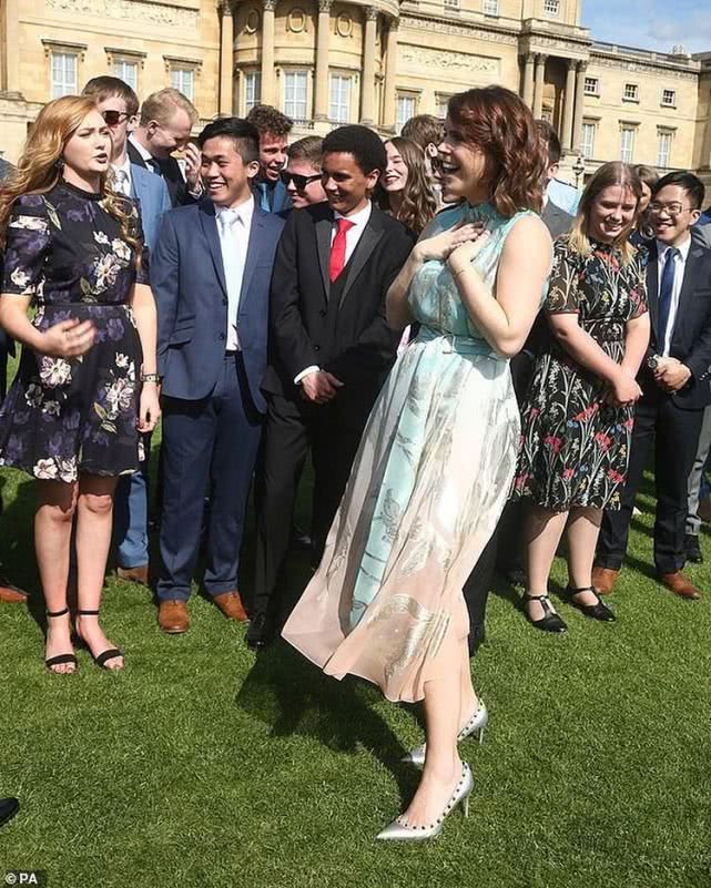 尤金妮穿裙子图片,尤金妮公主穿背带裤