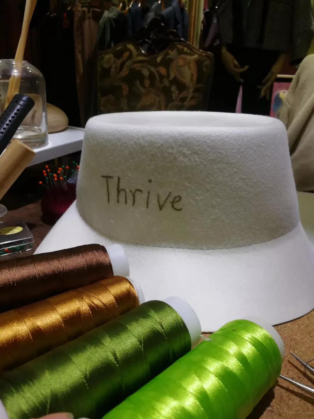 专访|“头大戴不下”怎么办？帽匠设计师Coco跟你聊帽子的学问