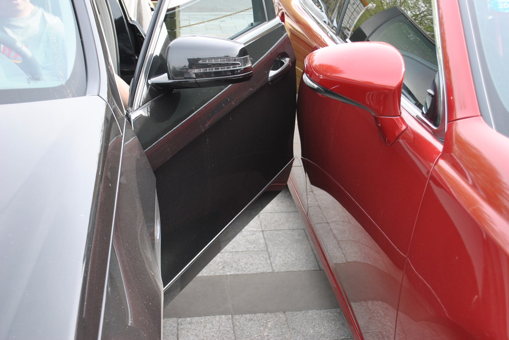 开门磕碰掉漆修补,车门被别人开门碰掉漆怎么索赔