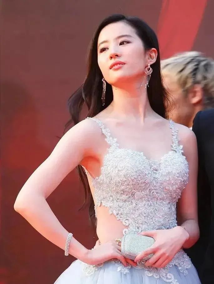 女星红毯撞衫,红毯女星难逃撞衫魔咒