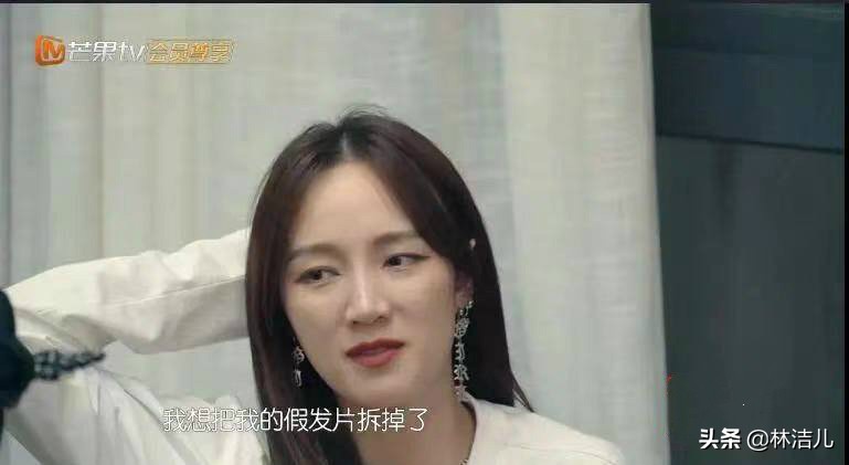 王祖贤状态52岁肤白貌美头发浓密,52岁王祖贤笑颜红唇发量惊人