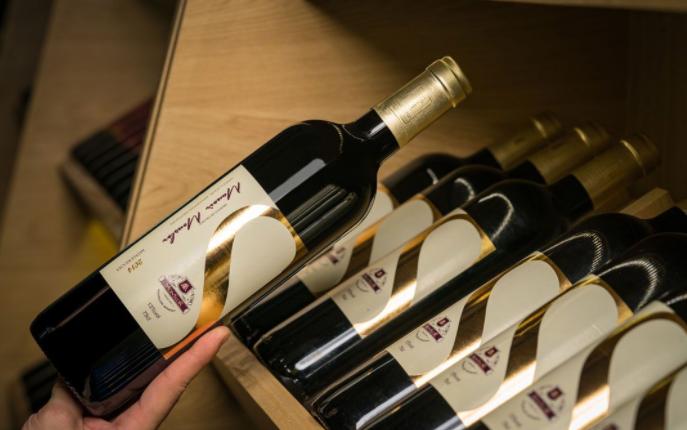 红酒底凹槽边是做什么的,红酒底座有个缺口是什么作用呢