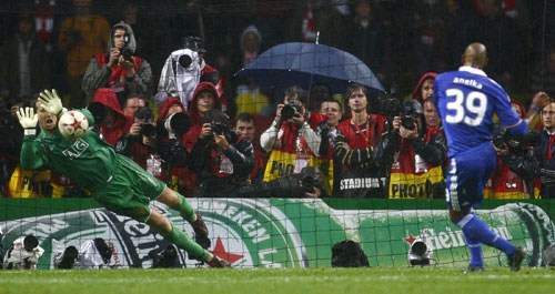 他加盟曼联时已34岁，身价200万，却最终成为了红魔二代门神