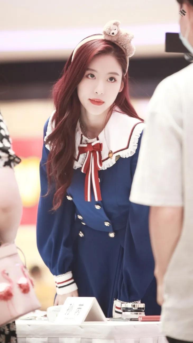 jk女团杨超越,jk杨超越同款