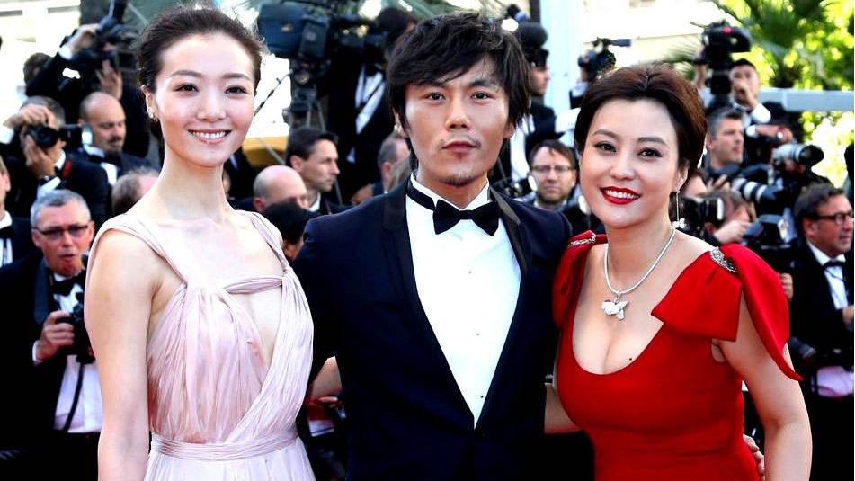 戛纳经典红毯照vs辣眼睛照!网友:甚至有点怀念范冰冰和张馨予