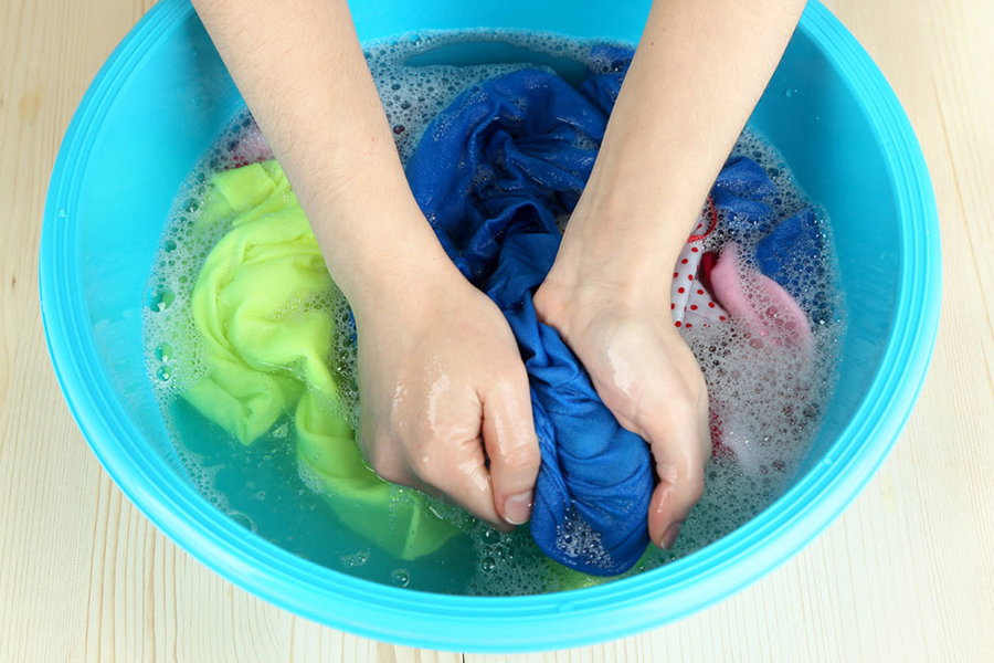 衣服上有油漆渍怎么清洗最有效,衣服染上油漆应该怎样去除