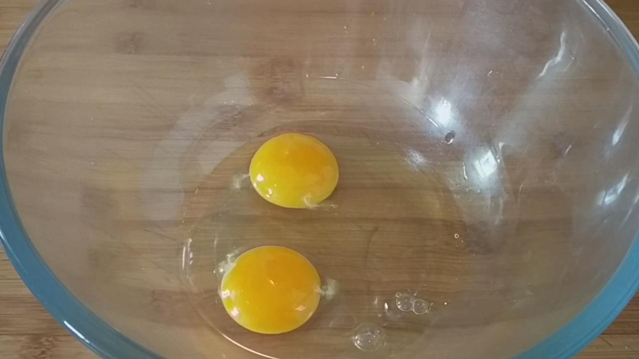 3个鸡蛋1碗面教你做面包不揉膜,面粉加鸡蛋简单做法