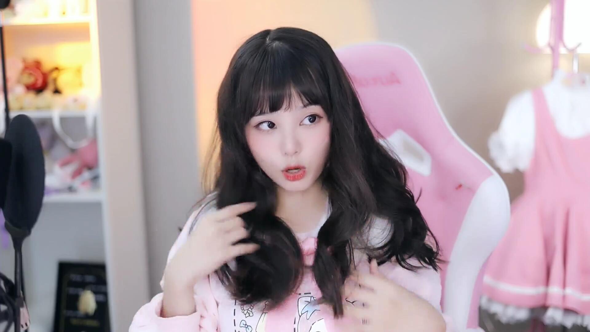 火线妹头发大改造？双马尾消失，论改变迪丽阿巴3厘米裙子完胜