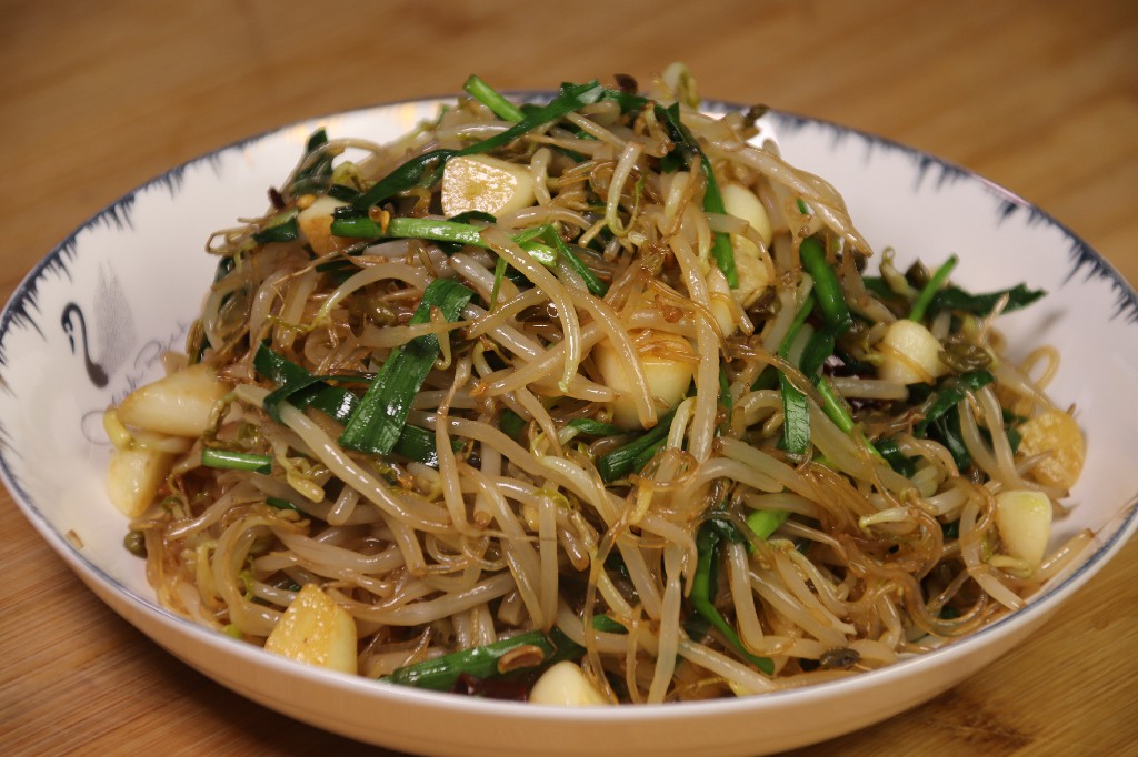 炒粉丝怎么炒才更好吃而不干呢,怎样炒粉丝不粘锅又好吃