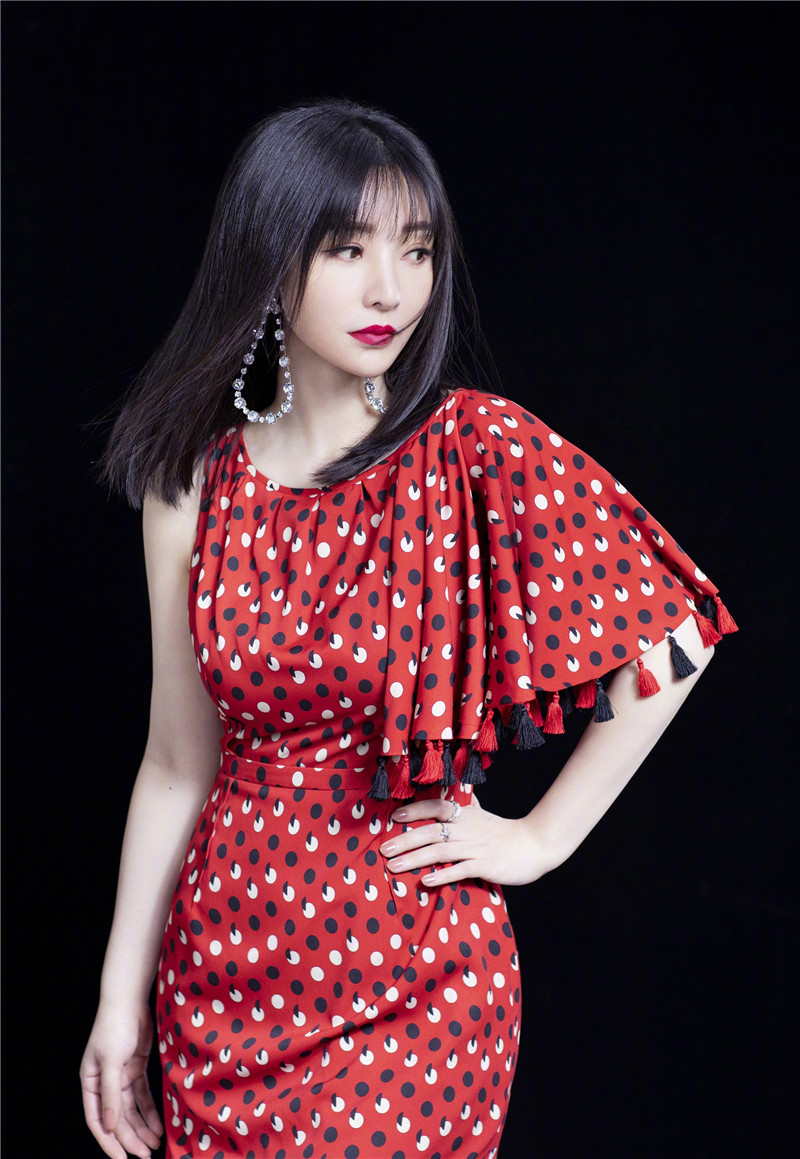 胸大怎么穿衣服不尴尬,胸大的妹子穿什么衣服保守