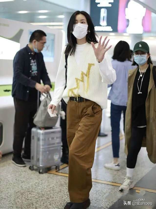刘雯穿的运动鞋有哪些,刘雯穿搭全靠小白鞋