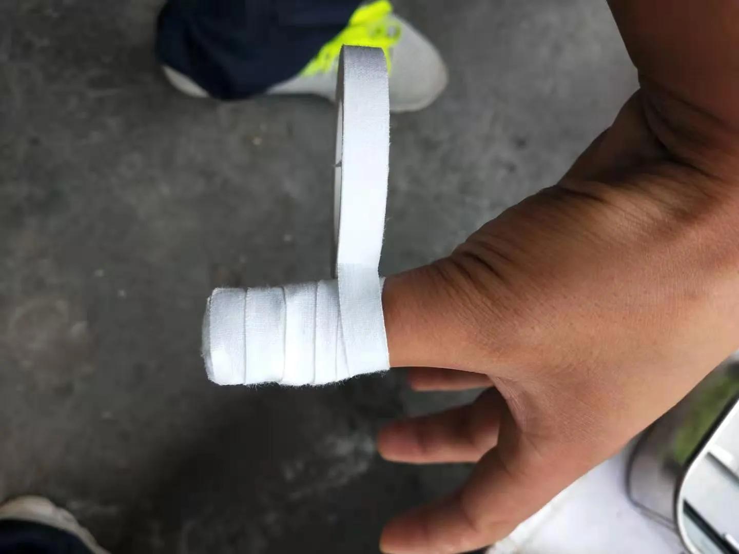 专业修灰指甲,专治鸡眼脚气灰指甲