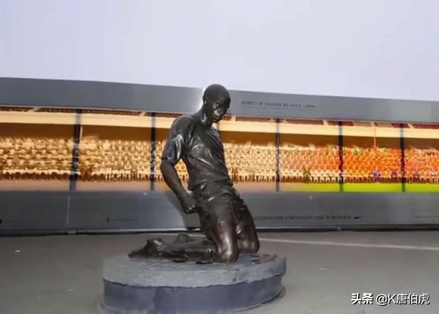 足球老球星全场巨幅画像,球迷看见足球球星的反应