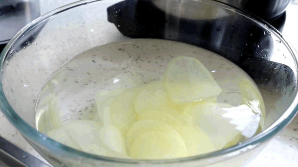 土豆怎么炸薯片简单又香脆,土豆薯片怎么炸才能又酥又脆