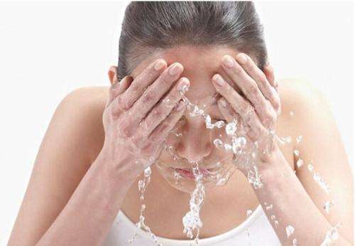 脸上爱出油怎么调理最有效,脸上一直出油怎么控油