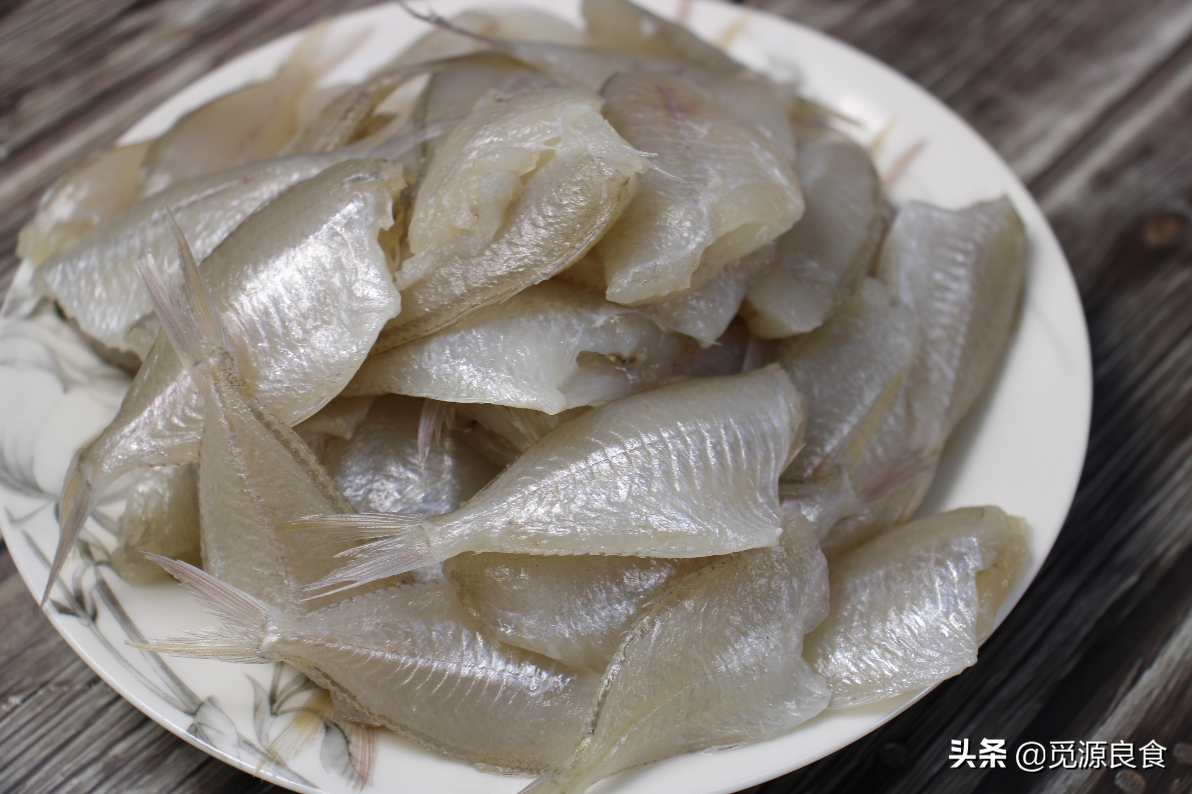 30条剥皮鱼,半碗大蒜头,教你特简单的做法,出锅比小龙虾还美味
