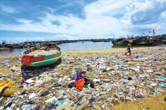 你扔的塑料垃圾最后去了哪里,塑料瓶别扔当心被你吃到肚子里