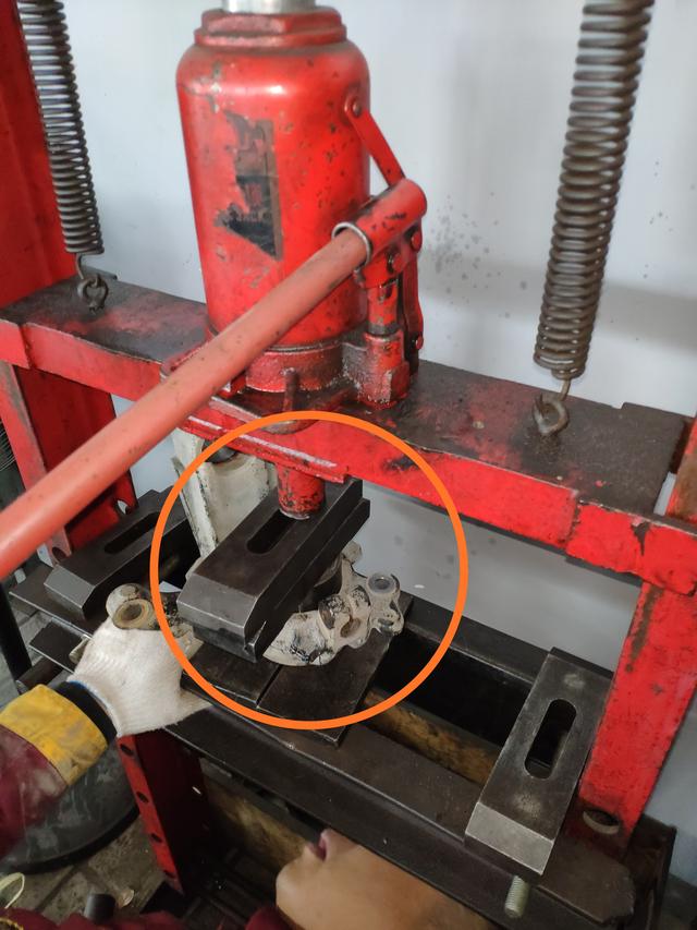 福特翼虎前轮轴承总是坏怎么回事,福特1.6翼虎前减震压力轴承异响