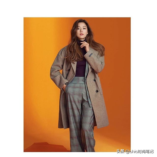 气质女王全智贤,条纹毛衣搭配卡其半裙,美翻了