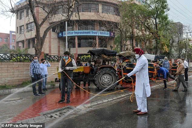 印度男子因新冠自杀,印度男子感染新冠被禁止入村