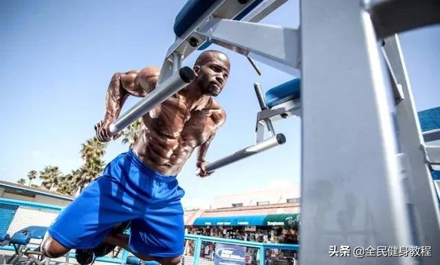 胸肌是不是练大了才能有中缝,胸肌练大了二头不长