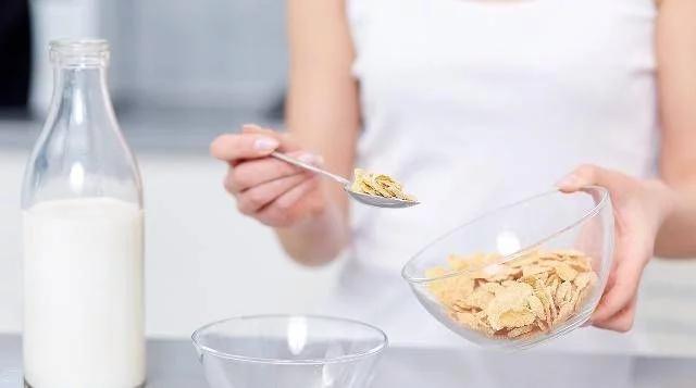 什么时间点喝牛奶效果最佳,记住这几个时间喝牛奶最健康