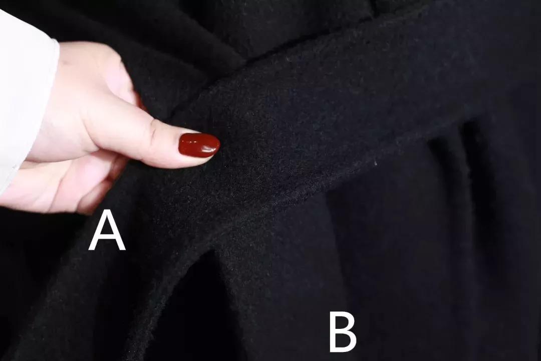 风衣后面的腰带怎么系,带扣风衣腰带后面系法