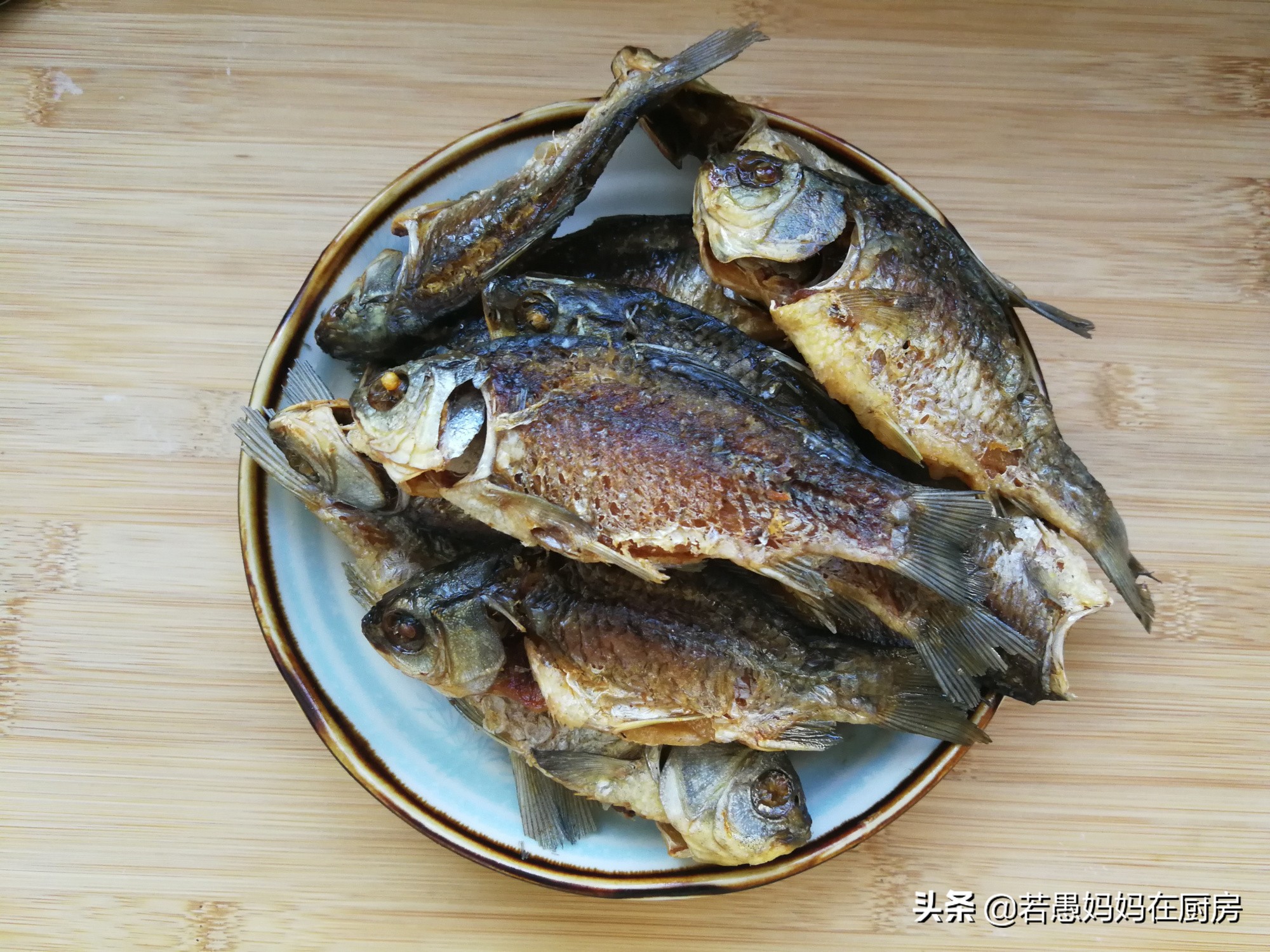 小鲫鱼不油炸怎么炖刺会烂,小鲫鱼怎样烧汤更好吃