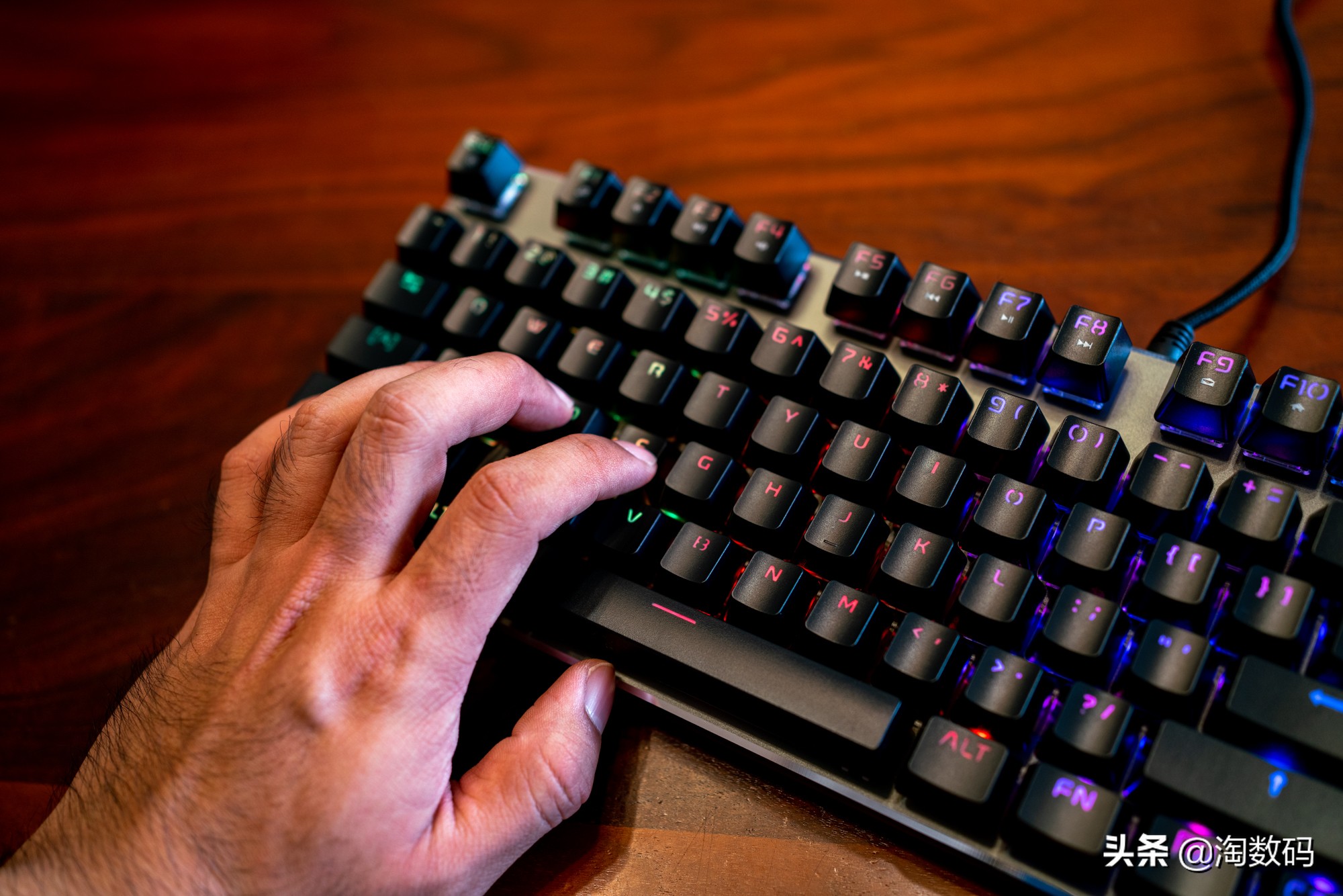 99元捡漏,有什么100多的rgb青轴机械键盘