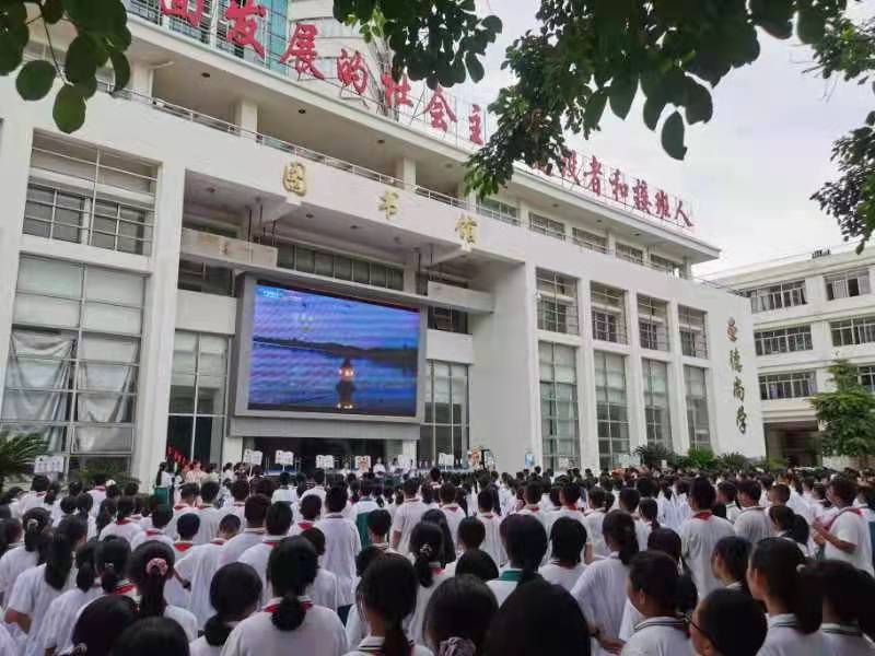 海南华侨中学初中部第三届英语文化节暨中秋英语游园活动受到七年级新生追捧