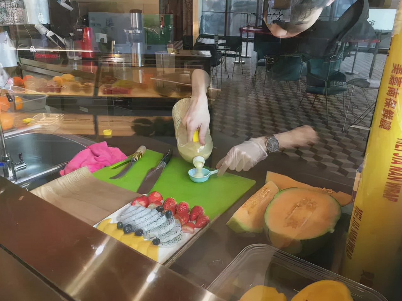 水果店卖果切赚钱吗,切水果卖月入10万