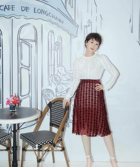 43岁海清穿衣搭配图片,海清深v黑礼服图片