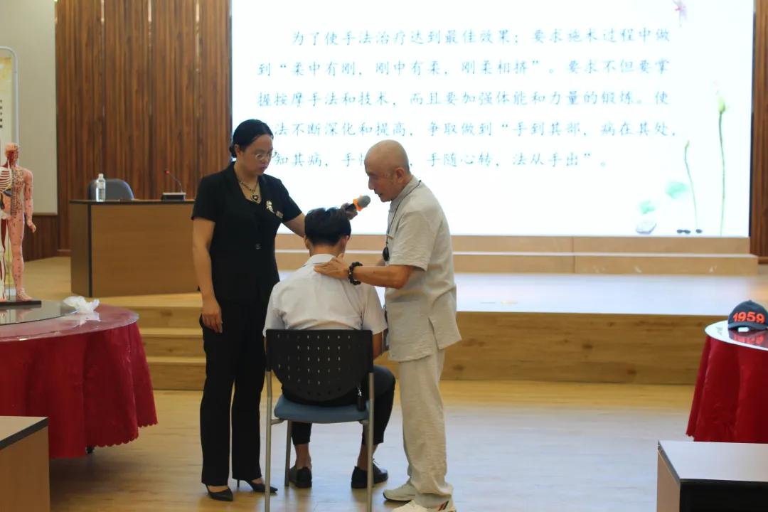 「关爱员工健康」福建立兴特邀漳州著名老中医开设颈椎健康讲座