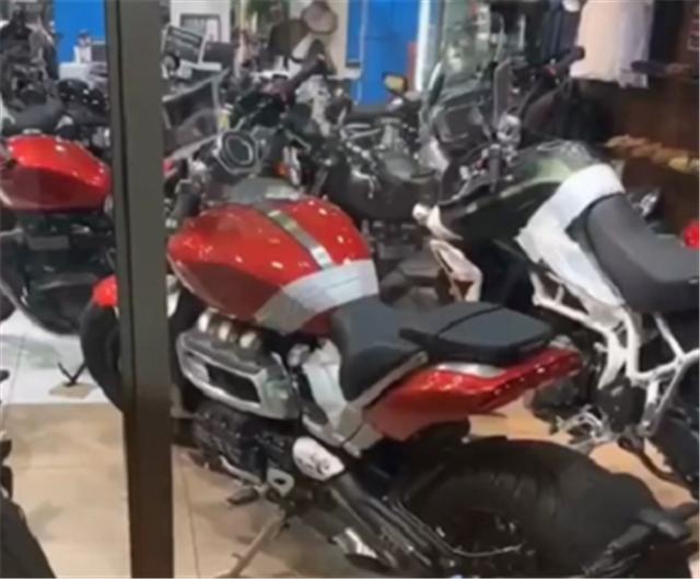 史上最大三缸2500cc凯旋,三缸凯旋火箭机车