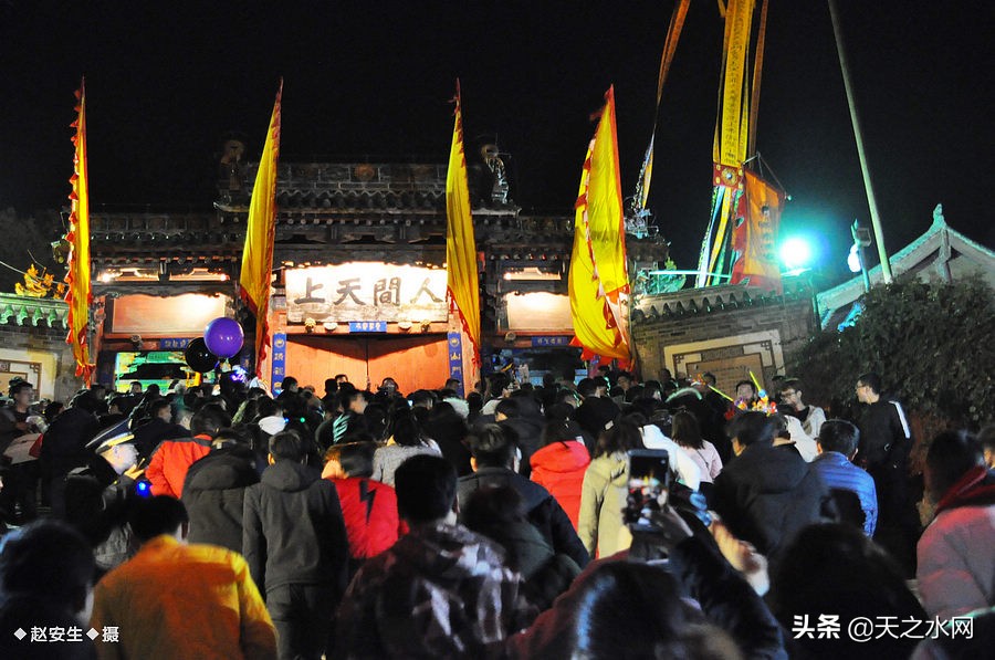 甘肃天水数万民众“上九朝观”祈福纳祥争烧头柱香!(组图)