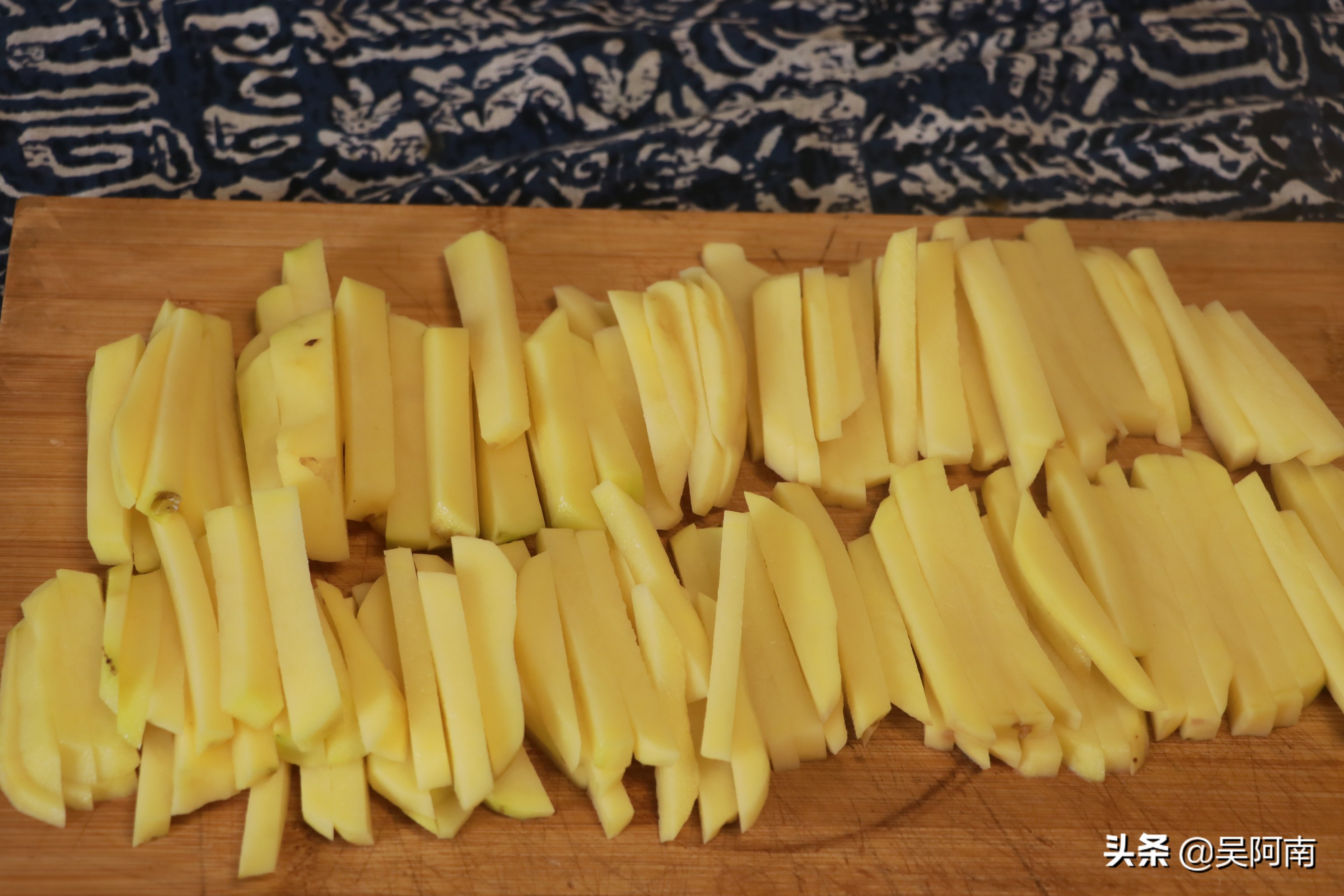 教你在家做炸薯条简单实惠,怎样在家里炸薯条又好吃又省事儿