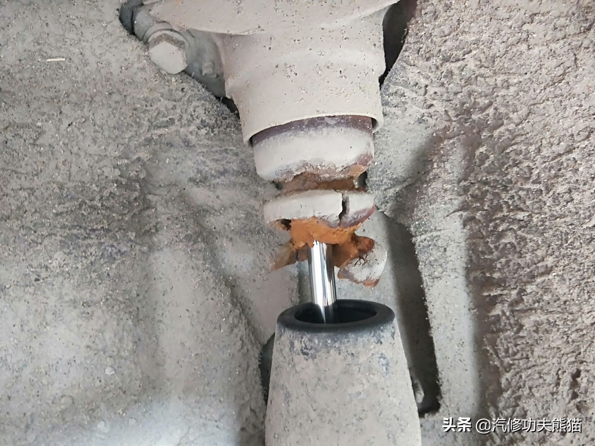 07年奥迪a6轻微烧机油怎么解决,奥迪2007款a6烧机油的原因