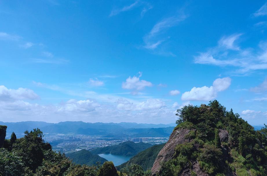 金华这座1.5亿高龄的山峰，浓翠蔽日，风清月朗，还有试胆石等你去挑战