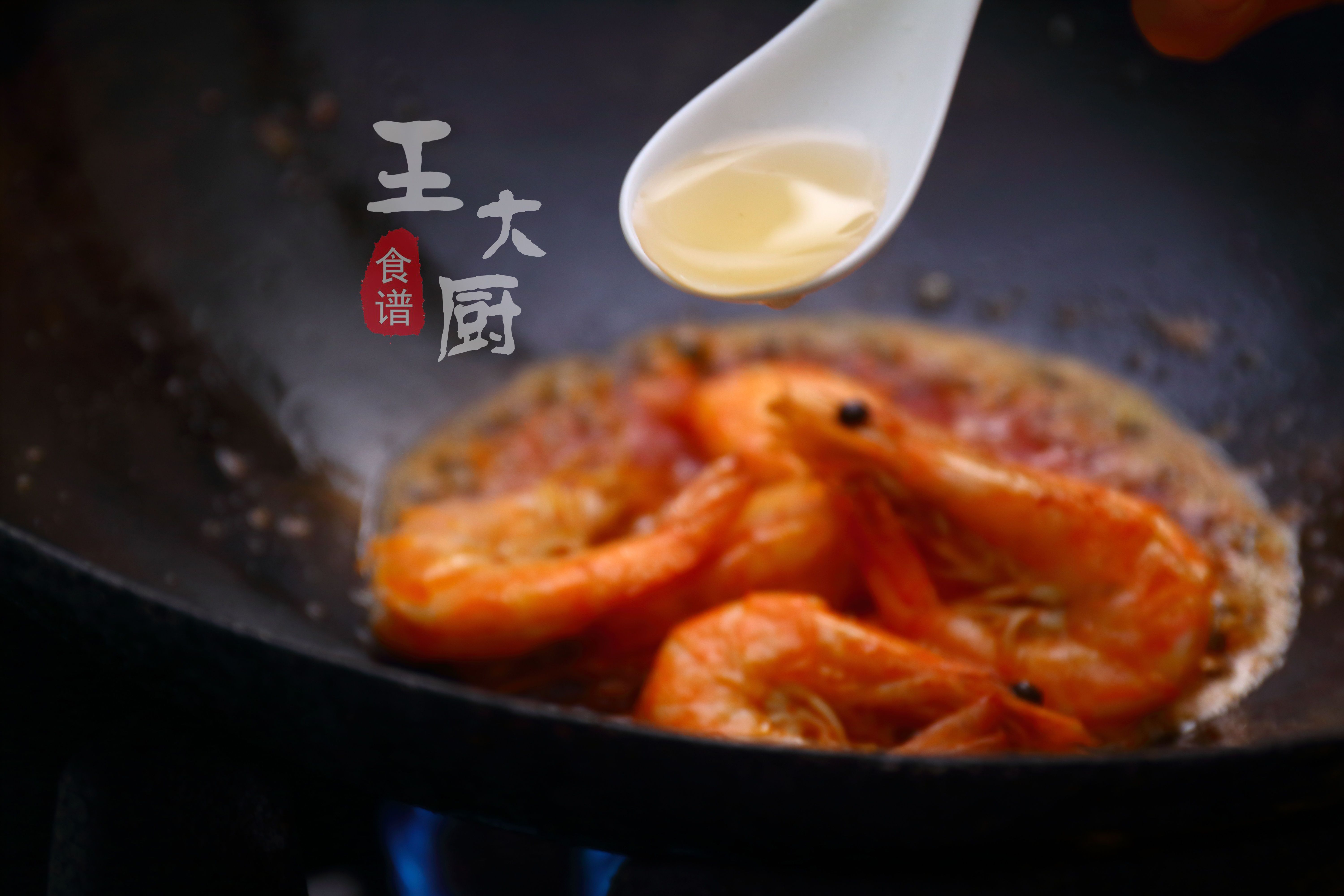 油焖大虾正宗的家常做法,年夜饭少不了美味可口的油焖大虾
