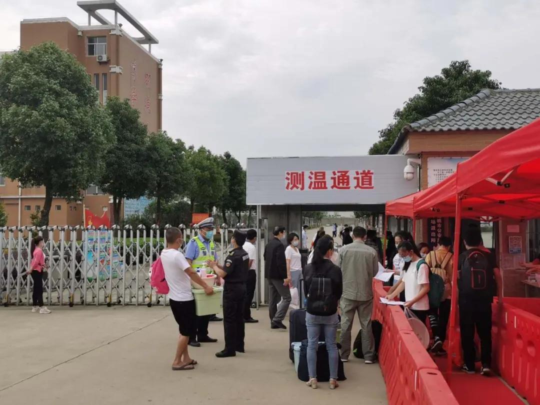 开学交警暖心护航,公安护航平安开学