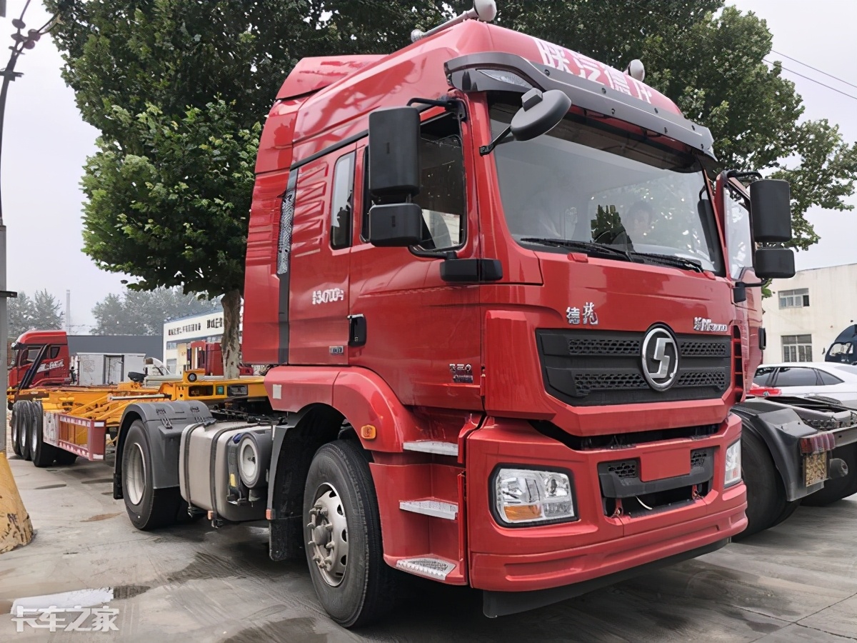 陕汽德龙新款m3000天然气车,德龙m3000牵引车拉大件